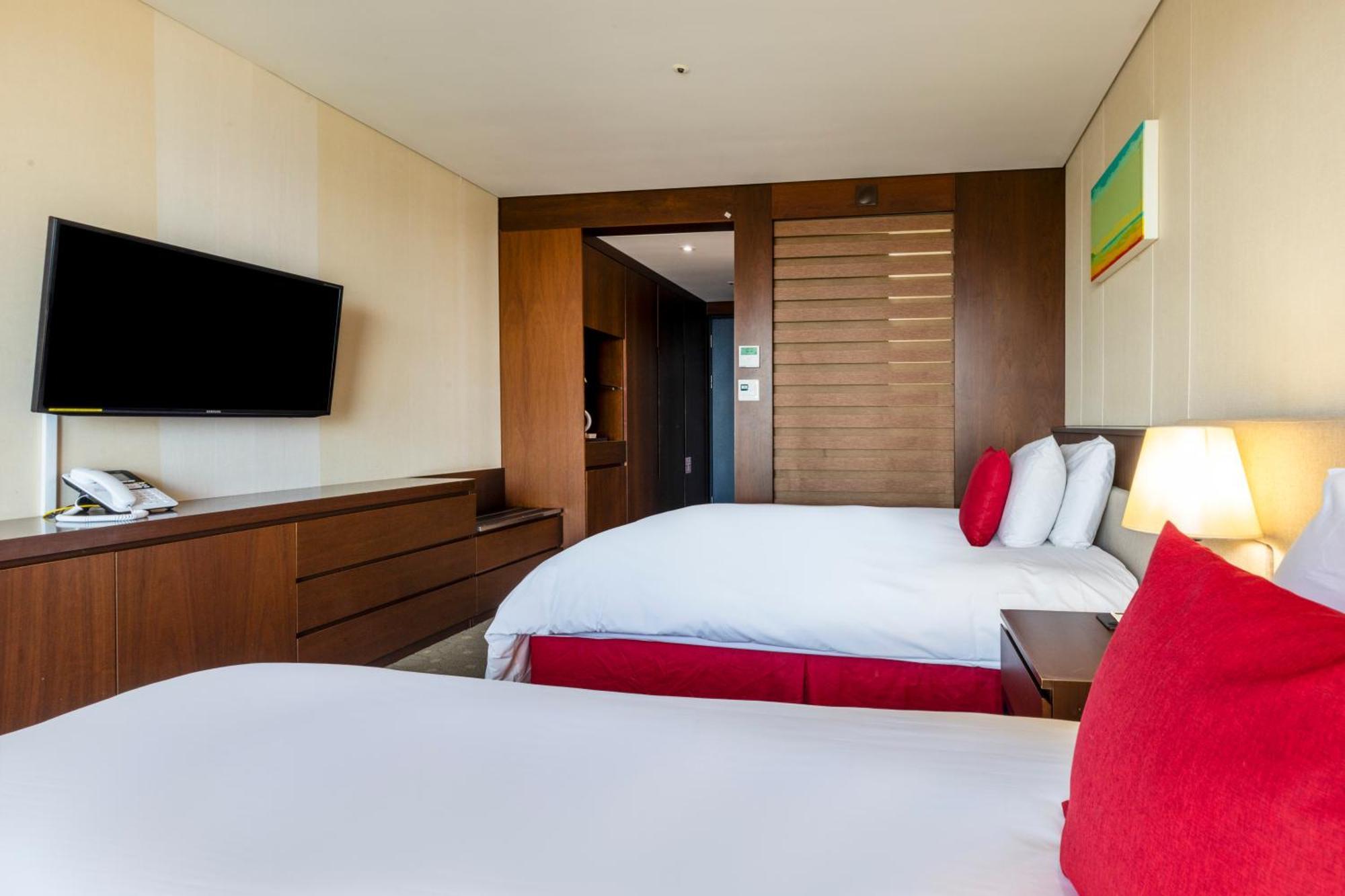 Ramada By Wyndham Jeju Hamdeok Hotel Exterior photo