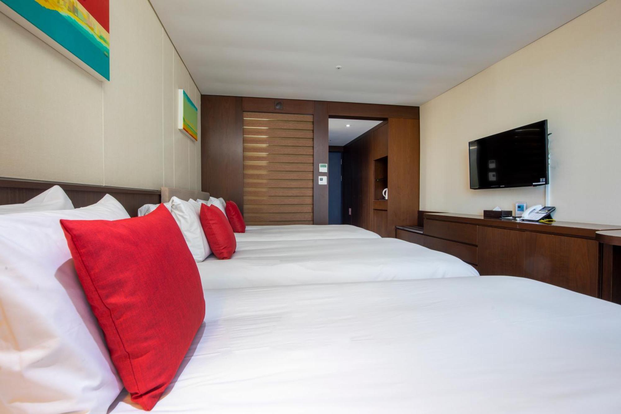Ramada By Wyndham Jeju Hamdeok Hotel Exterior photo