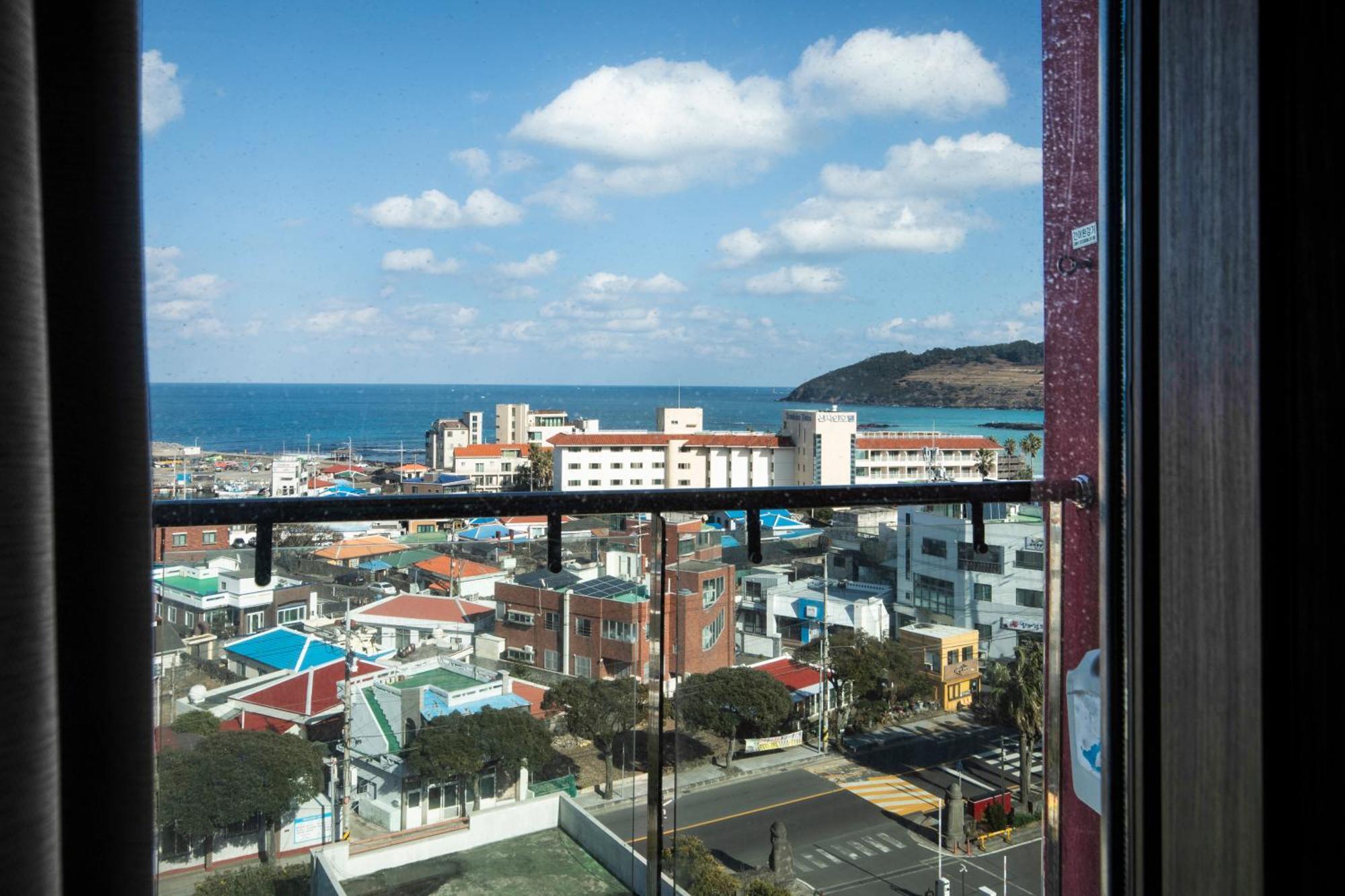 Ramada By Wyndham Jeju Hamdeok Hotel Exterior photo